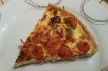 Quiche met kerstomaatjes en geitenkaas, op smaak gebracht met zeewier poeder