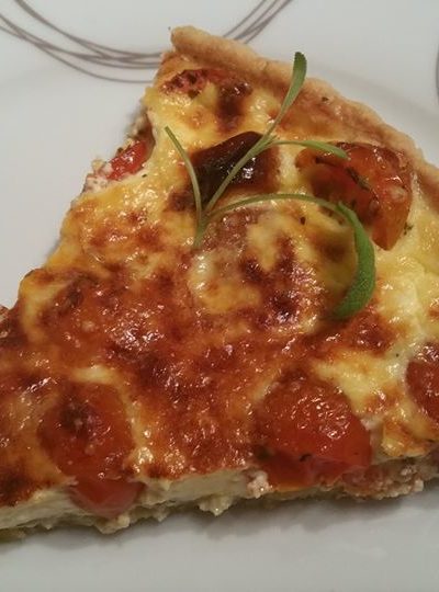 Quiche met kerstomaatjes en geitenkaas, op smaak gebracht met zeewier poeder