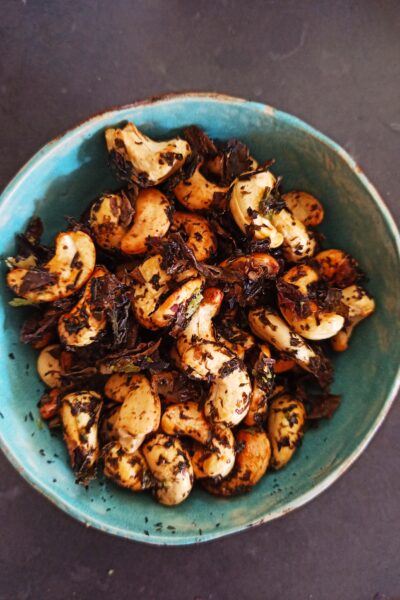 Cashewnoten, gemengd met honing en zeewier en gebrand in de oven